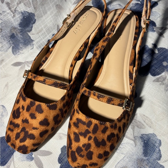 Elegant Black Lace Top and Skirt Set with Shoes & Purse Included - Picture 5 of 8